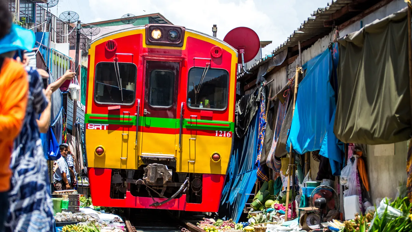 Bangkok két arca: a drága turistacsapdák és vasúti sínek mentén élők városa