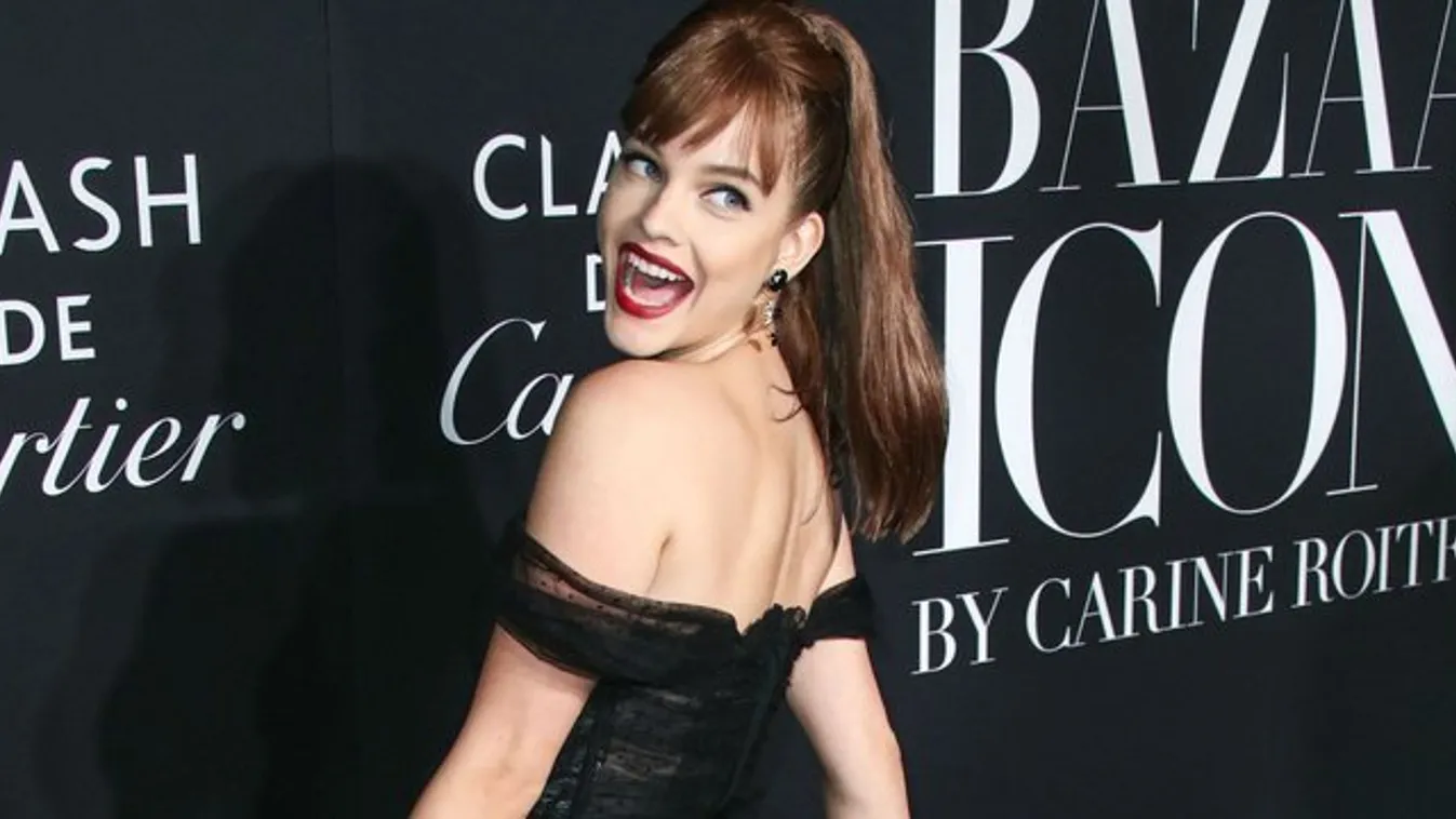 Palvin Barbi melltartó nélkül kapott fel egy fehér pólót