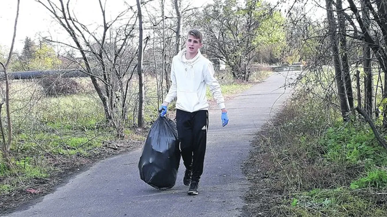 Hazafelé menet szemetet szednek a debreceniek