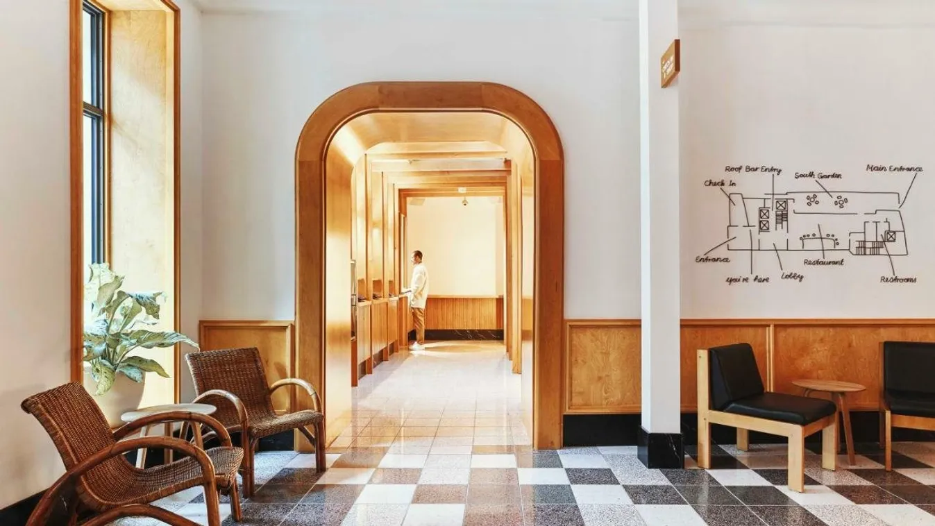 Az időjárás változásait kíséri a hotel halljában szóló zene