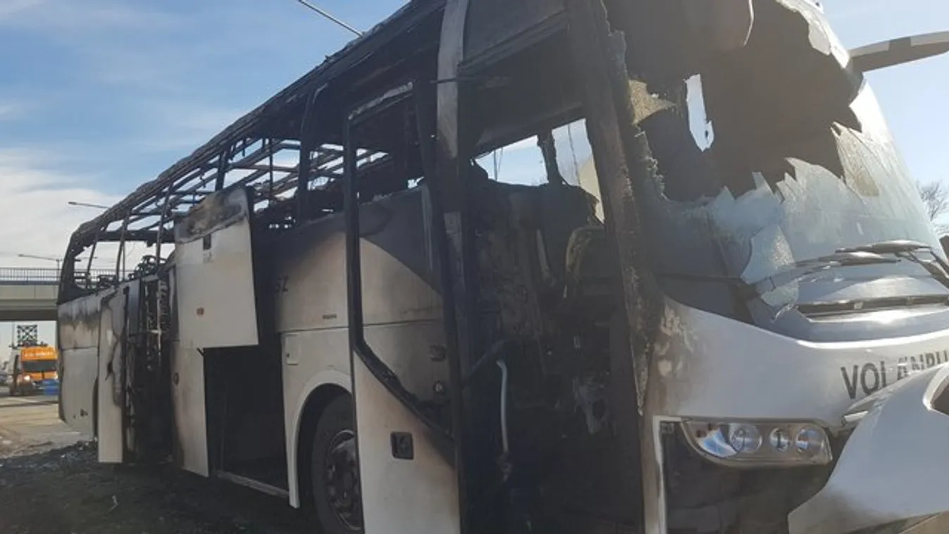 Kigyulladt egy busz, lezárták az M3-as bevezető szakaszát – fotó