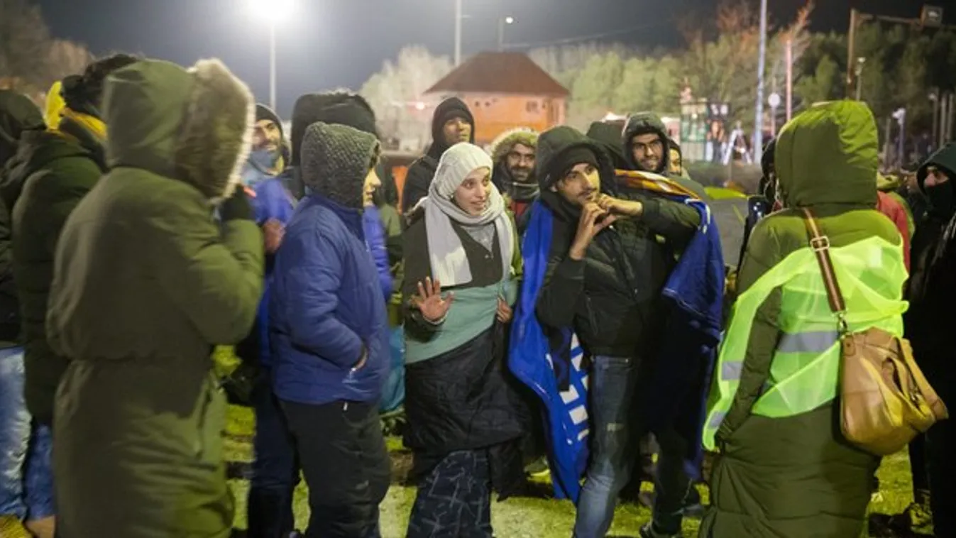 Több száz migráns rohanta le a magyar határt a hétvégén