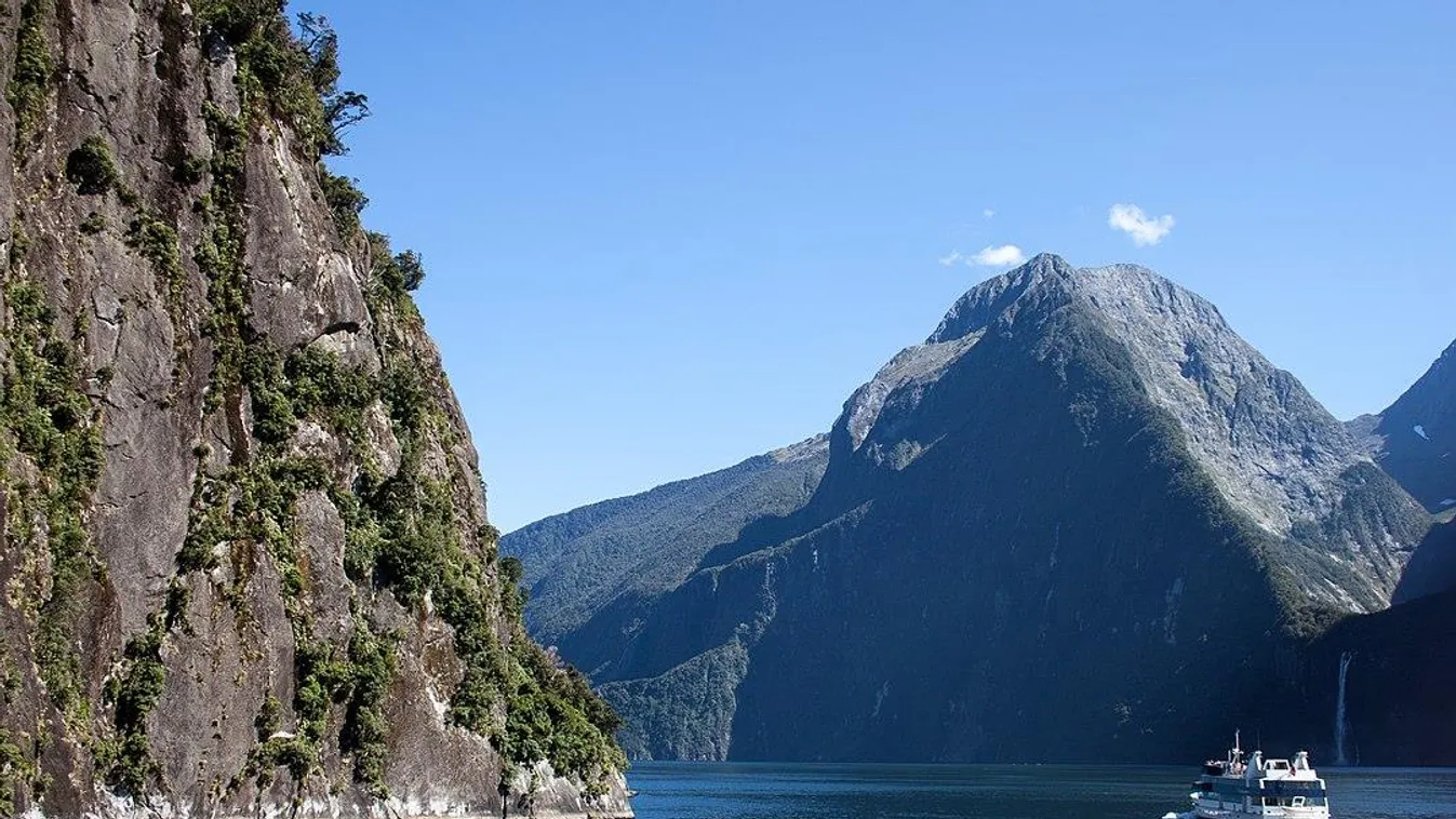 Turistákat menekítenek egy fjord fogságából Új-Zélandon