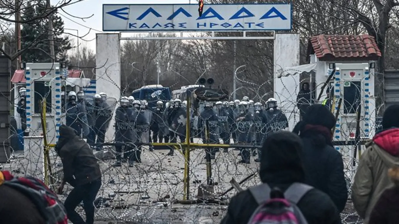 Ostromállapot a görög határon: könnygázt és villanógránátot kellett bevetni a migránsroham ellen