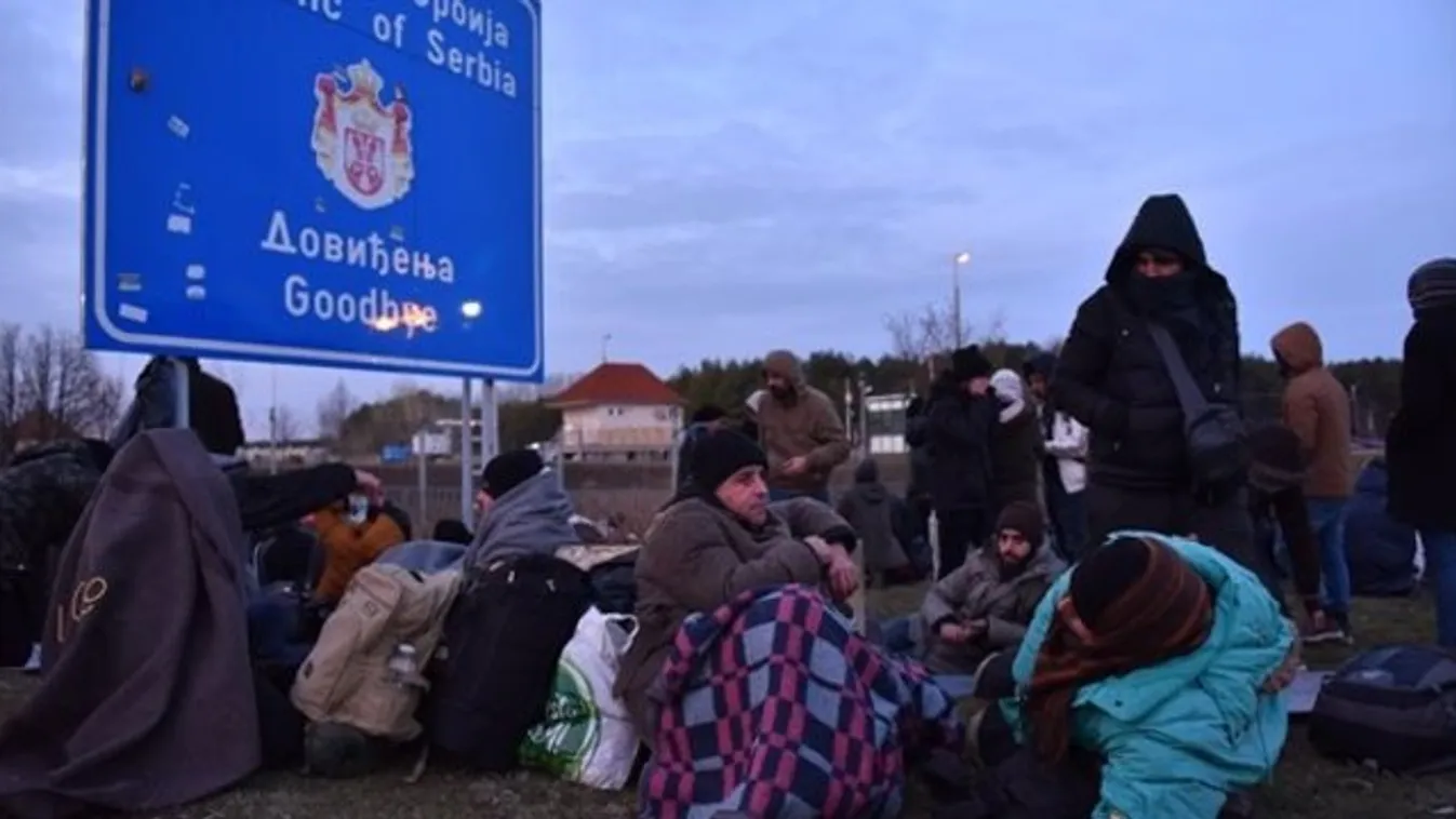 A magyar határhoz ért a több száz fős migránsmenet Szerbia felől