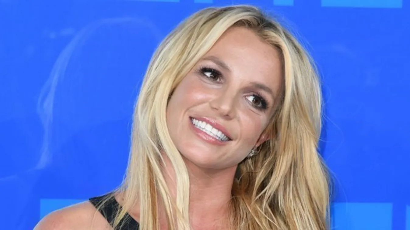 Videón, ahogyan eltöri a lábát Britney Spears – 18+