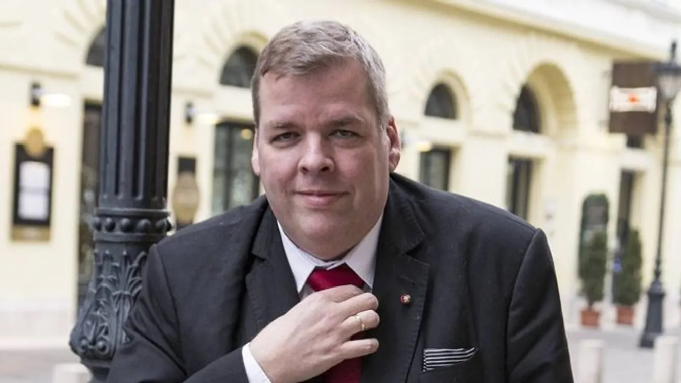 Nyugdíjasokkal trécsel Schmuck Andor