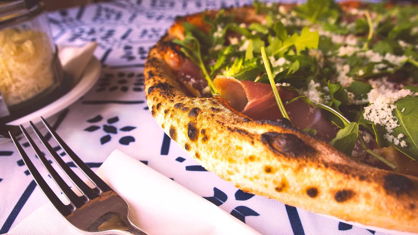 Ez a budai étterem napi 200 pizzát szállít a kórházakba