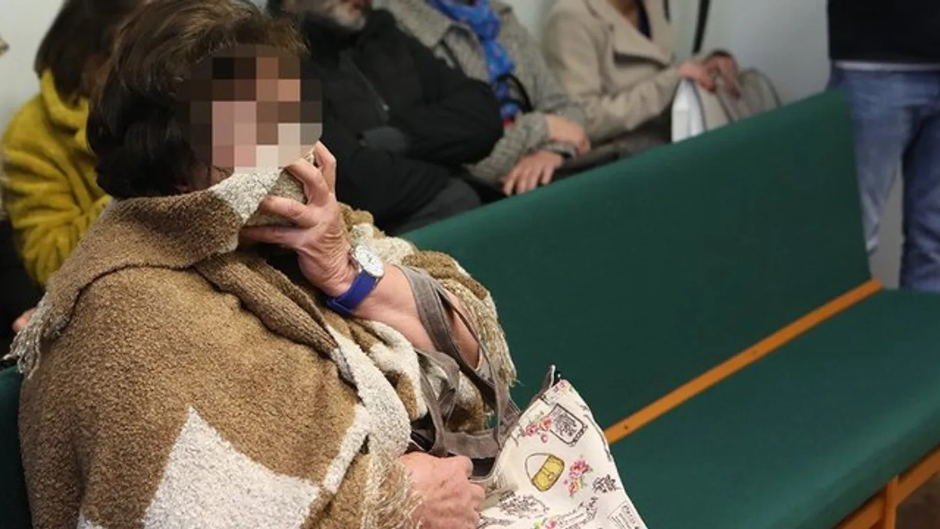 Transzparensek fogadták – rendőri erősítéssel vitték ki peréről a balotaszállási állatkínzót - videó