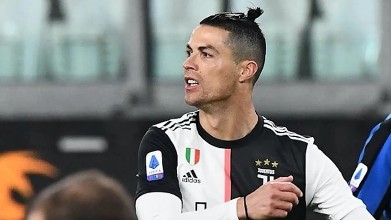 Lehet annál furább, mint hogy Cristiano Ronaldo láthatatlan rajongókkal pacsizik?! videó