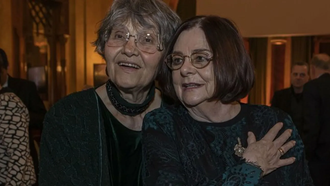 Karonfogva kísérte egymást Pécsi Ildikó és Béres Ilona