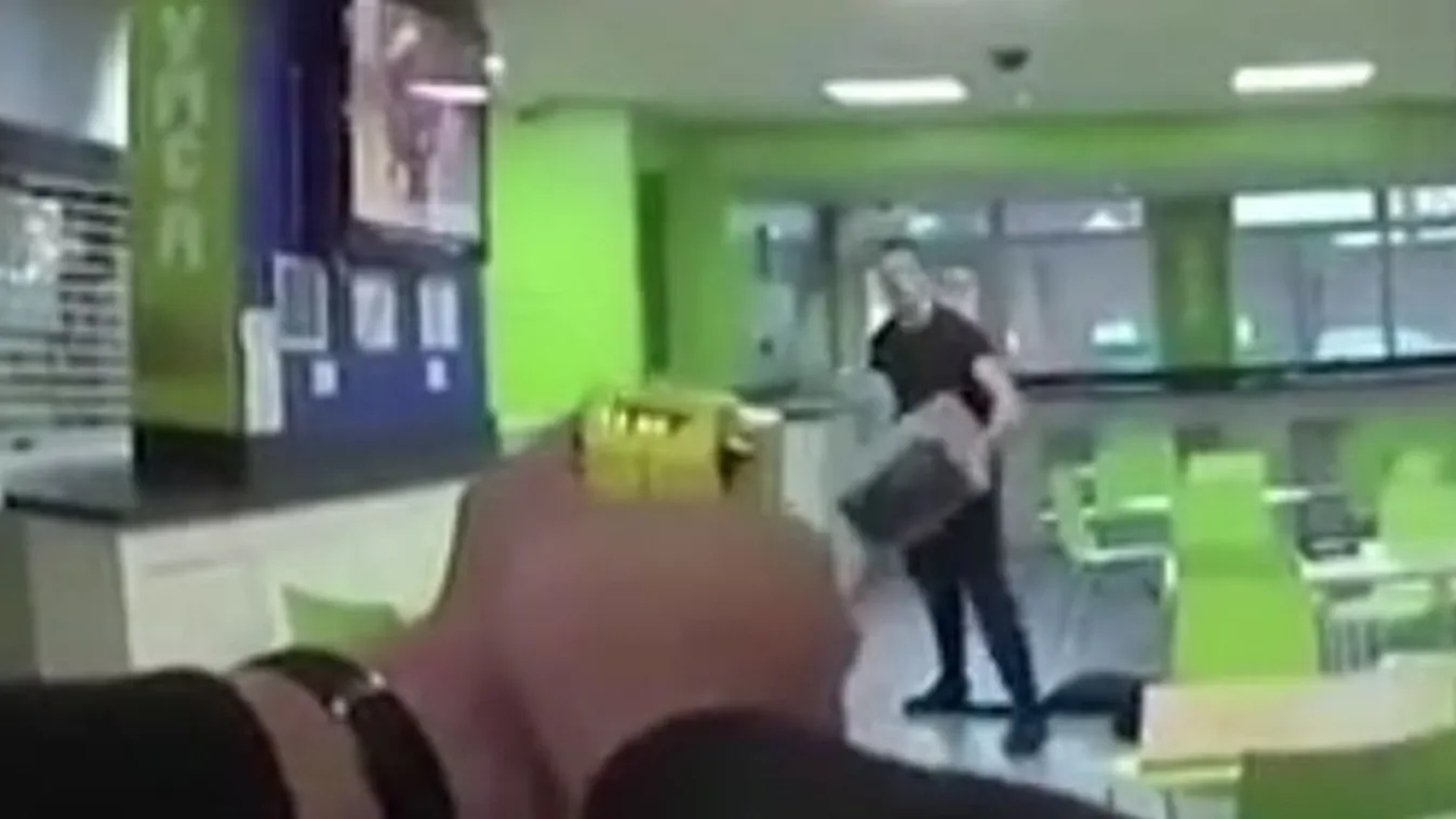 Vajon a mikróval dobálózó vandál, vagy a sokkolóval védekező rendőr volt a szerencsésebb?  – videó