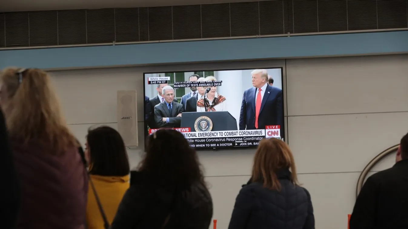 Hatalmas a tömeg és a káosz az amerikai reptereken