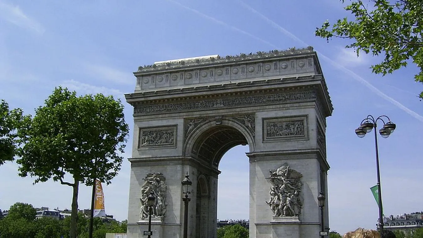 Ezüstös kék agyagba csomagolják a párizsi Arc de Triomphe-ot