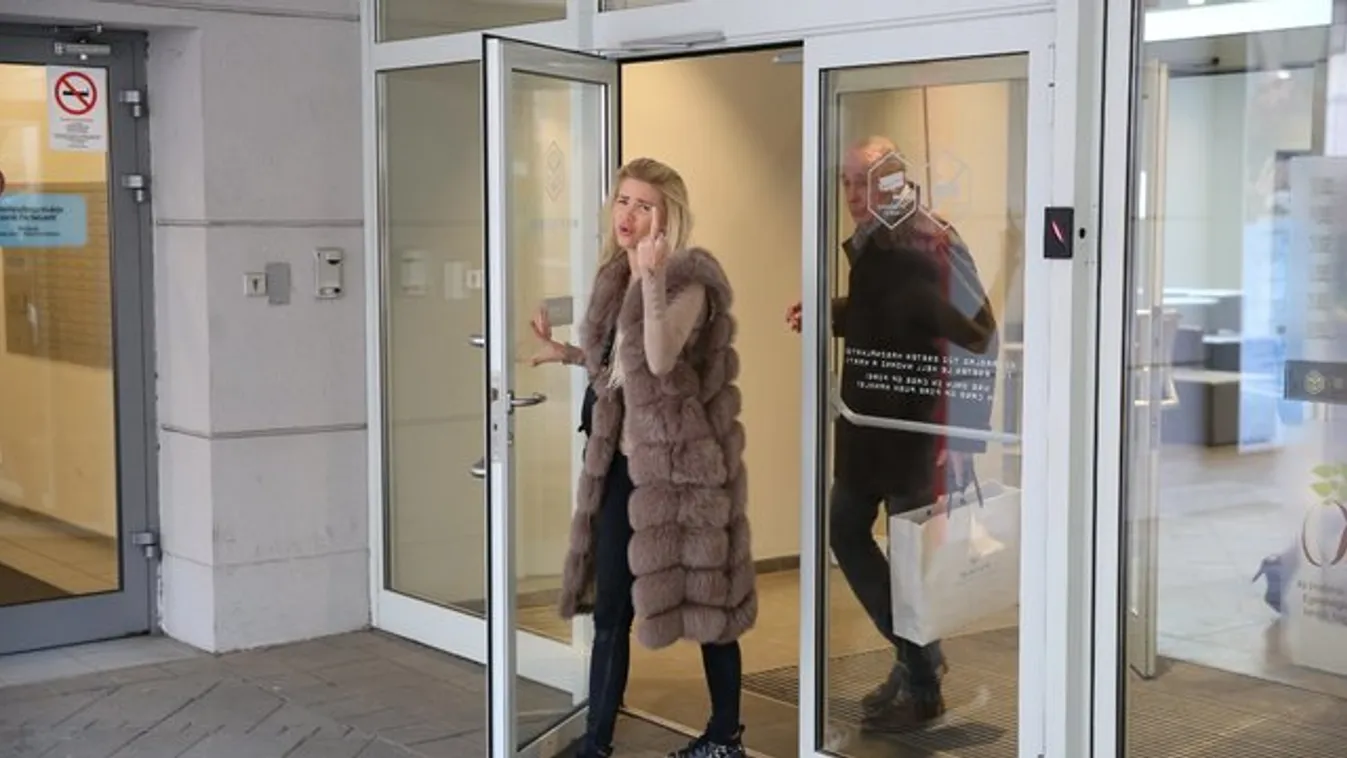 Luxus Vivien dühösen távozott a válóperről
