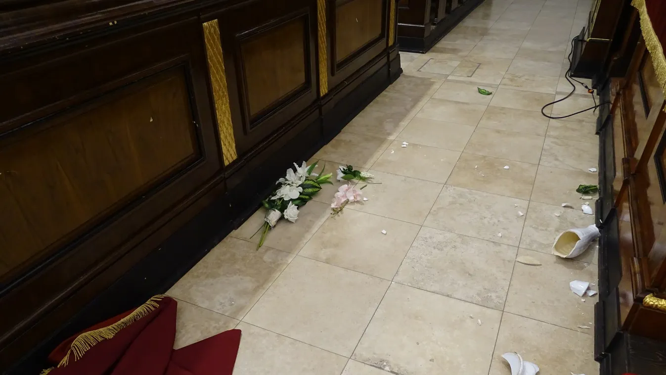 Betört, imádkozni, majd őrjöngeni kezdett egy férfi a debreceni nagytemplomban