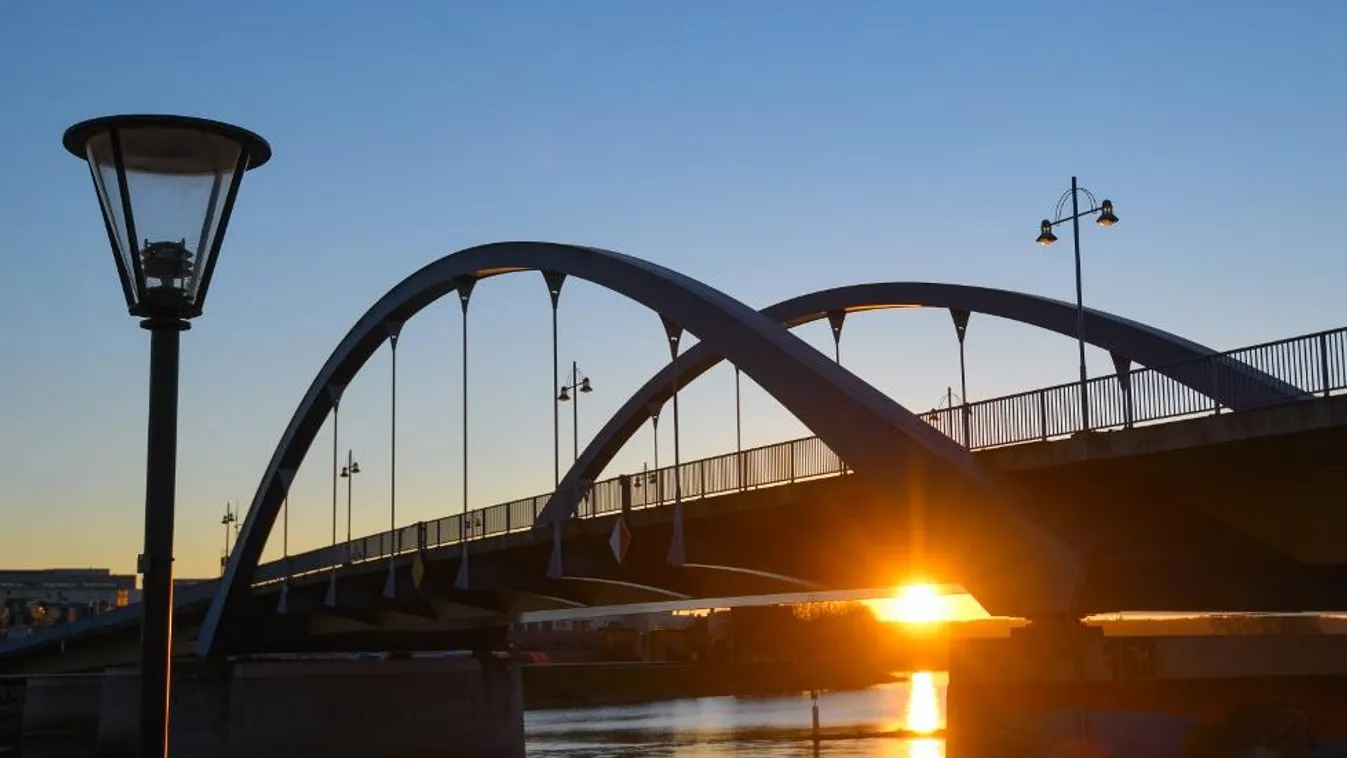 Lengyelország leállítja a nemzetközi repülő- és vonatjáratokat