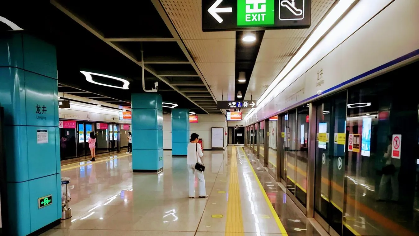 A hongkongi metrókban robotokat alkalmaznak takarításra