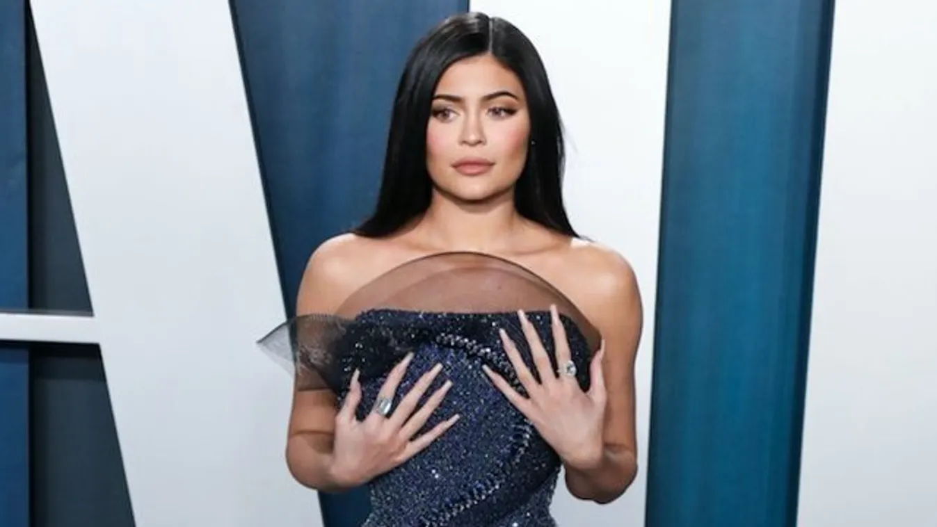 Kylie Jennert jól letolták, hogy járvány alatt se bírta ki műkörmök nélkül