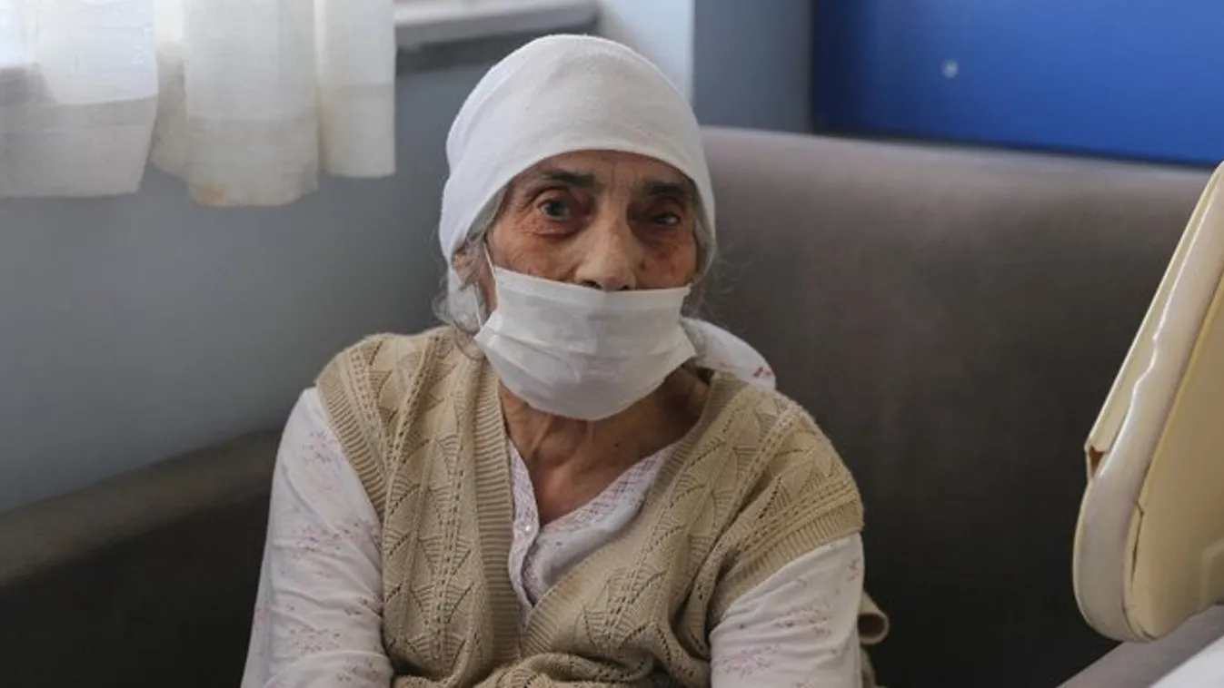 Hazamehetett: tapssal búcsúztak az ápolók a kornavírust legyőző 107 éves nénitől