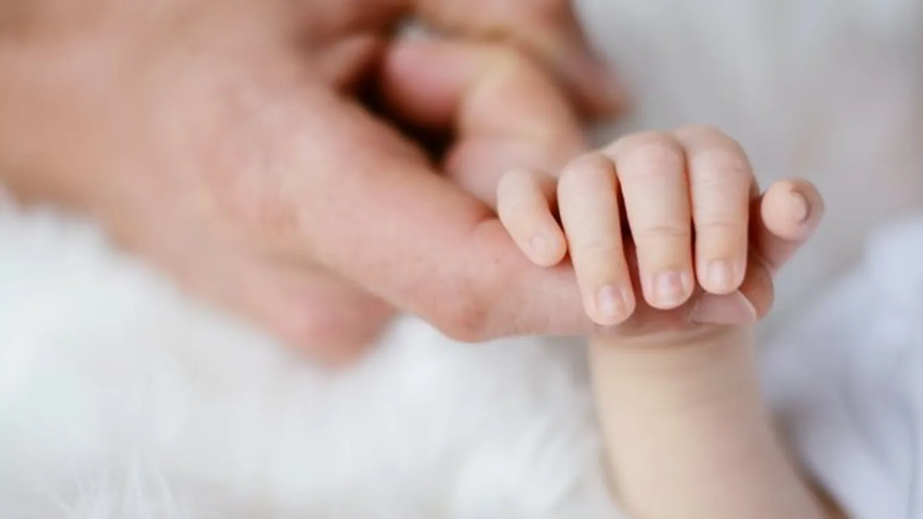 Szívszorító ölelés – Húsz nap után találkozhatott ikreivel a koronavírusos házaspár