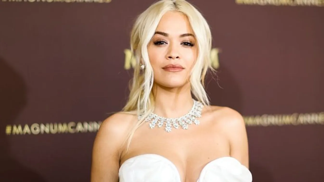 Őrület! Rita Ora még az otthoni torna előtt is cicit villant – fotó