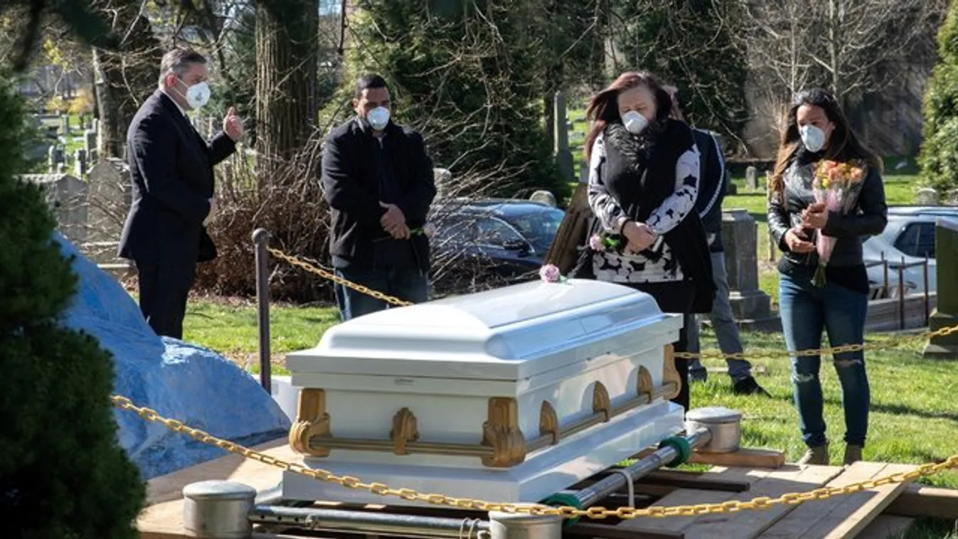 Előírás: Dupla zsákban temetik a járványban elhunytakat