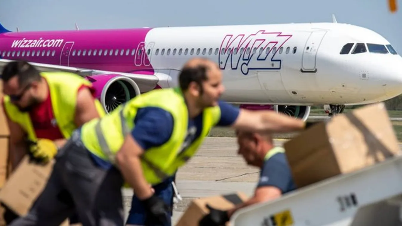 Négy gép landolt Budapesten: 6 millió maszk és 3 millió gumikesztyű érkezett