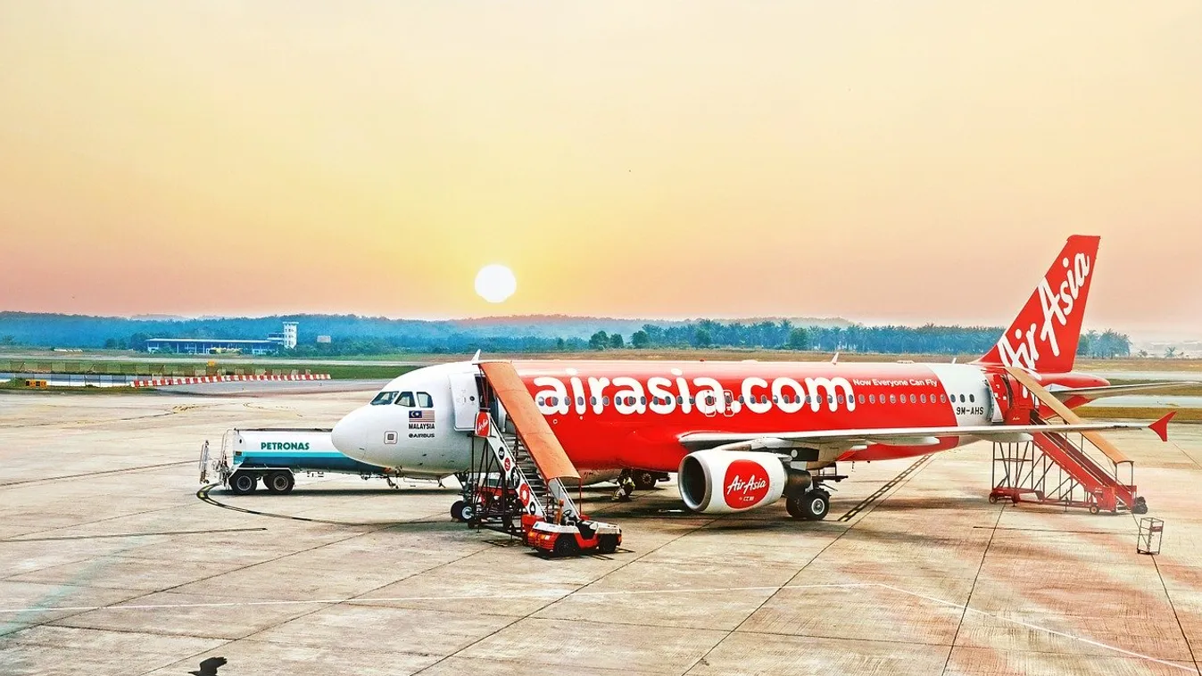 Íme, az AirAsia új, vírusbiztos dizájner-egyenruhái
