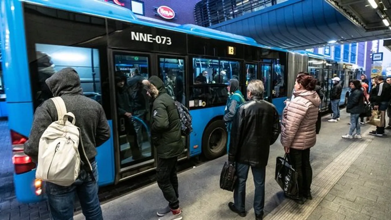 Káosz a reggeli csúcsban - Maradt a tömegnyomor a fővárosi buszokon