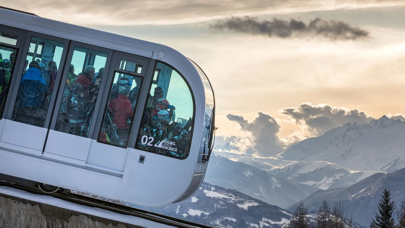 Üvegtetejű siklóból lehet gyönyörködni a Francia Alpok panorámájában