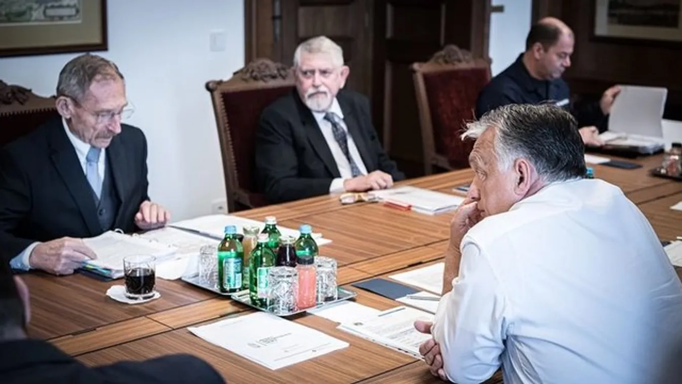 Orbán Viktor az Operatív Törzs szombati ülésén – fotó
