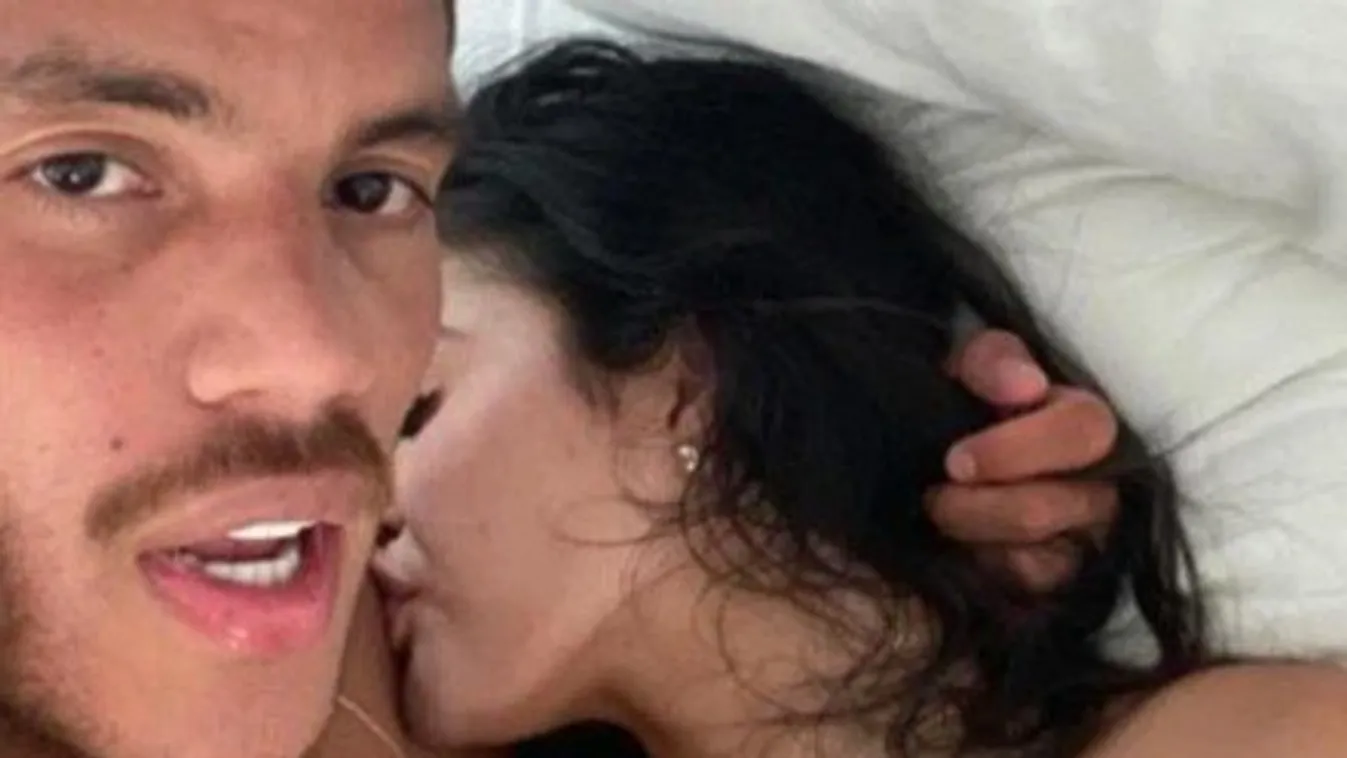 A neten közvetített ingyenszexet a sztárfocista 18+