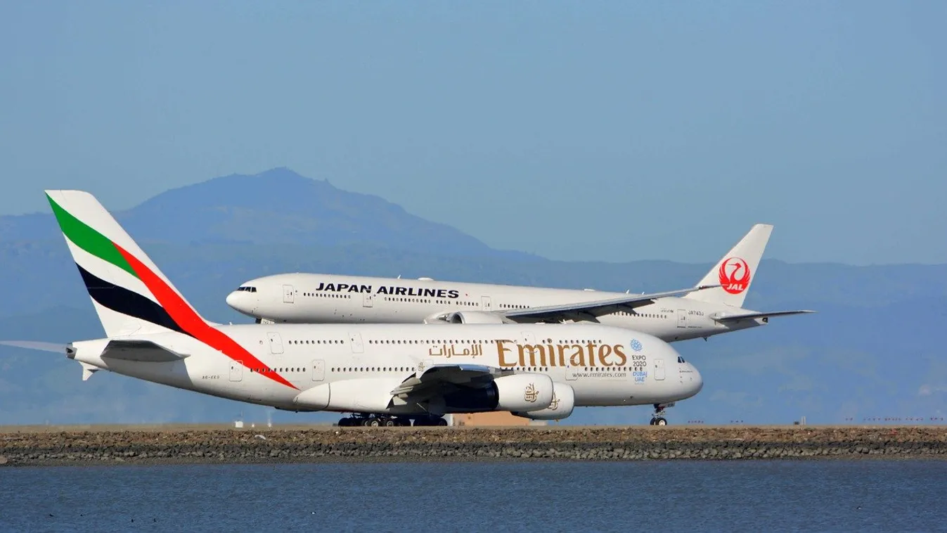 Az Emirates utaskísérői különböző hangszereken játsszák el a beszállózenét