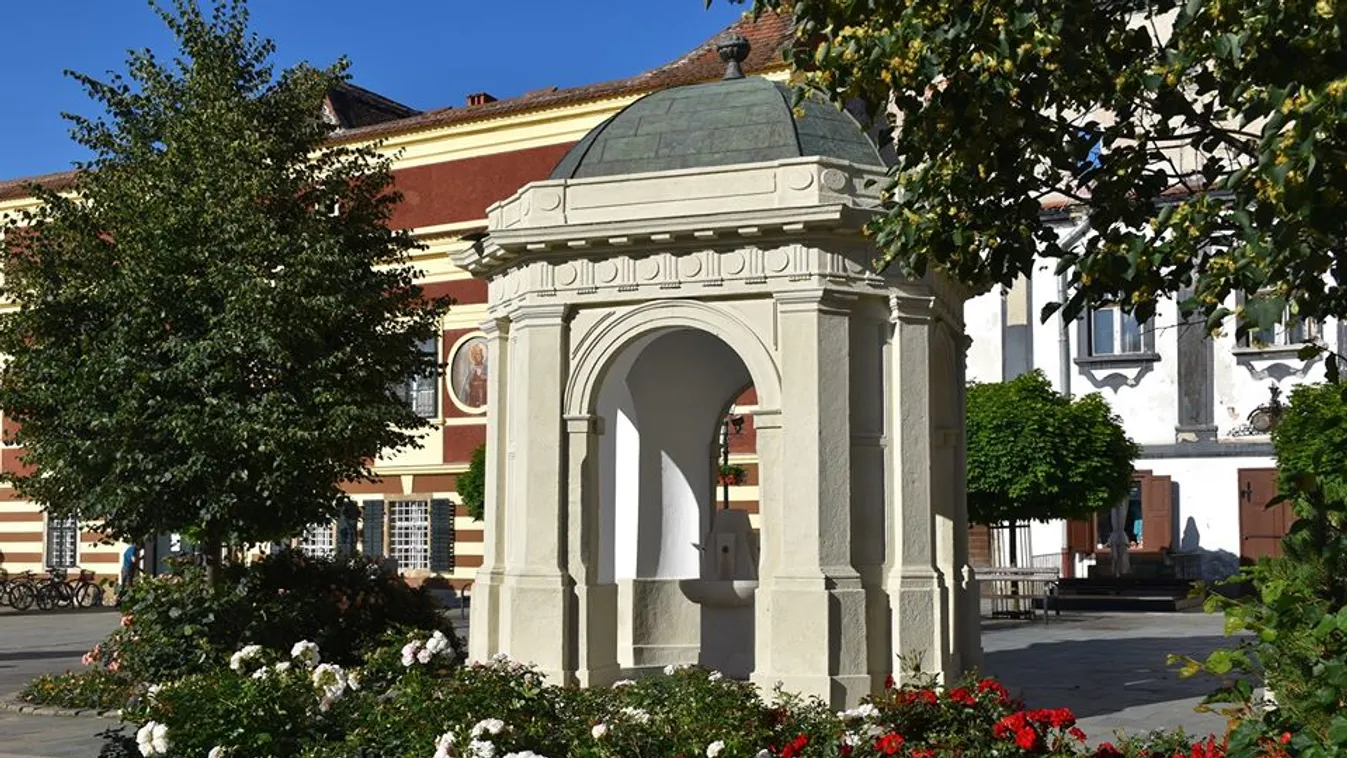 Hangzókutat adtak át a falakkal megerősített városban