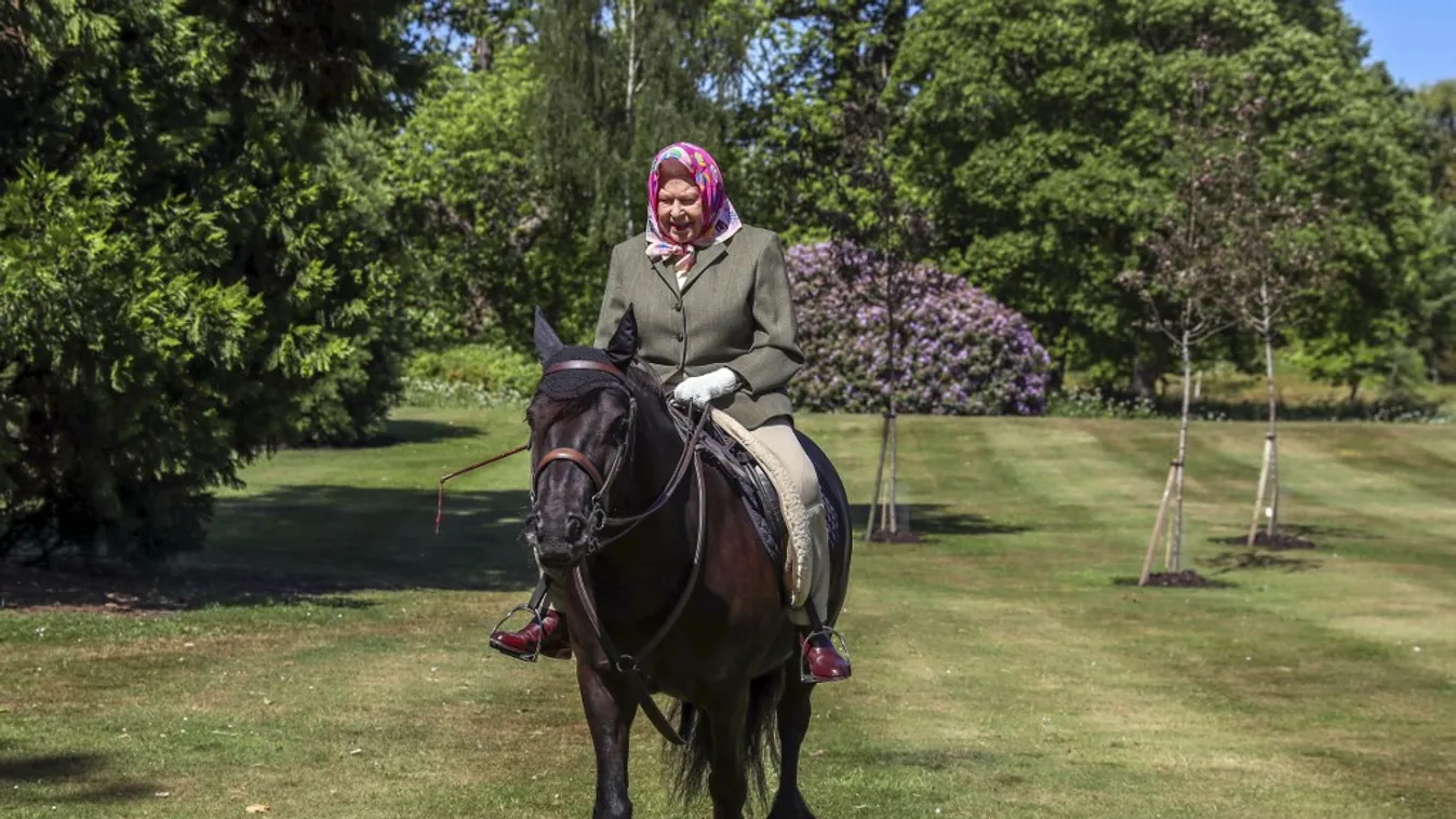 Erzsébet királynő igazán elegánsan hagyta el a karantént