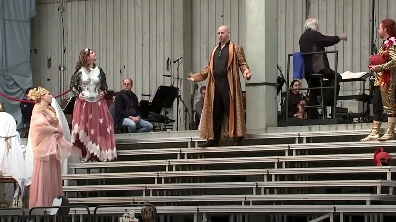 Ilyen profán helyszínen ritkán játszanak operát