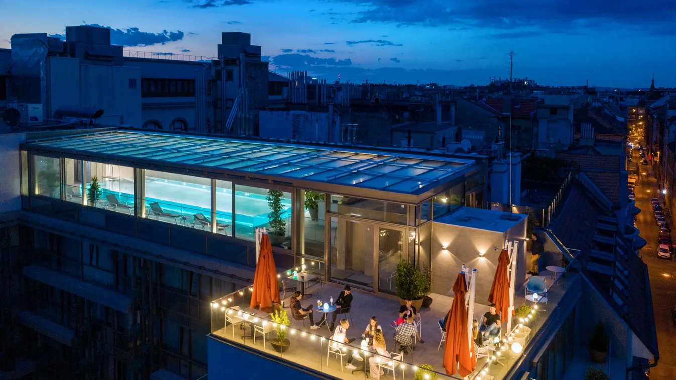 Megnyílt Budapest első medencés roof top bárja