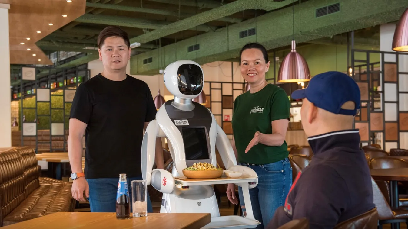 Robot felszolgálók segítenek be a holland étteremben