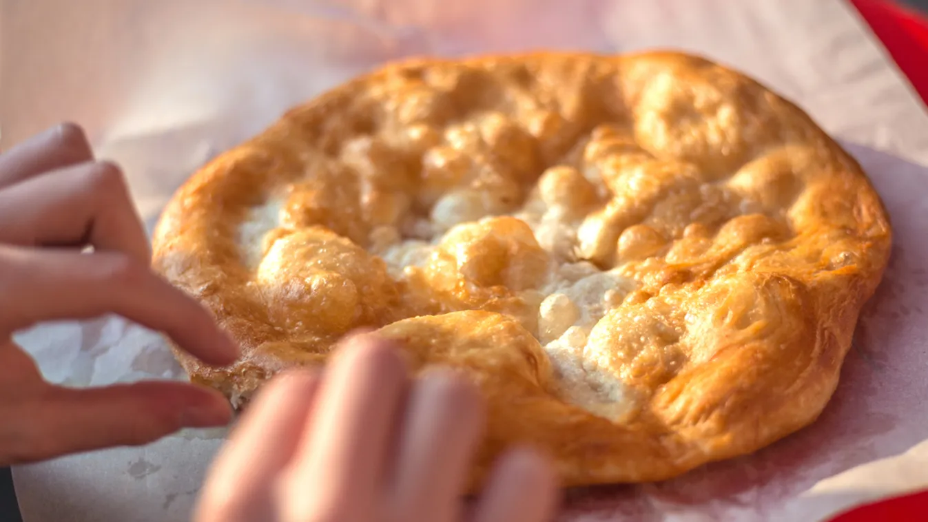 Mindenkit fokhagyma-keresztségre hív az újranyitó Retro Lángos