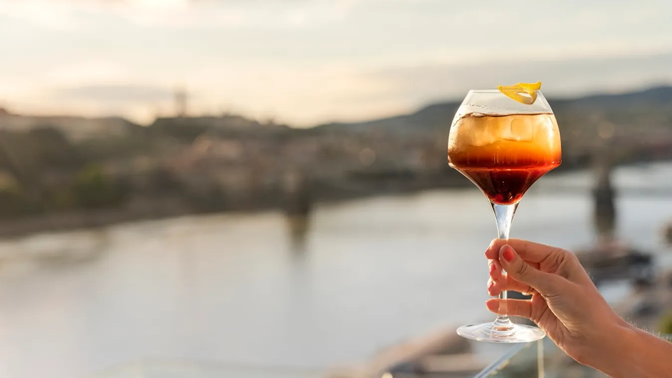 Ebben a rooftop bárban úgy érezhetjük, hogy miénk Budapest