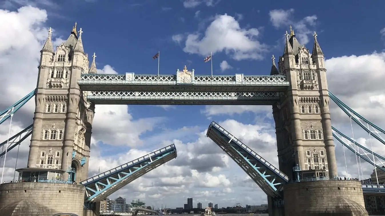 Elakadt a Tower Bridge, hatalmas közlekedési káosz alakult ki Londonban