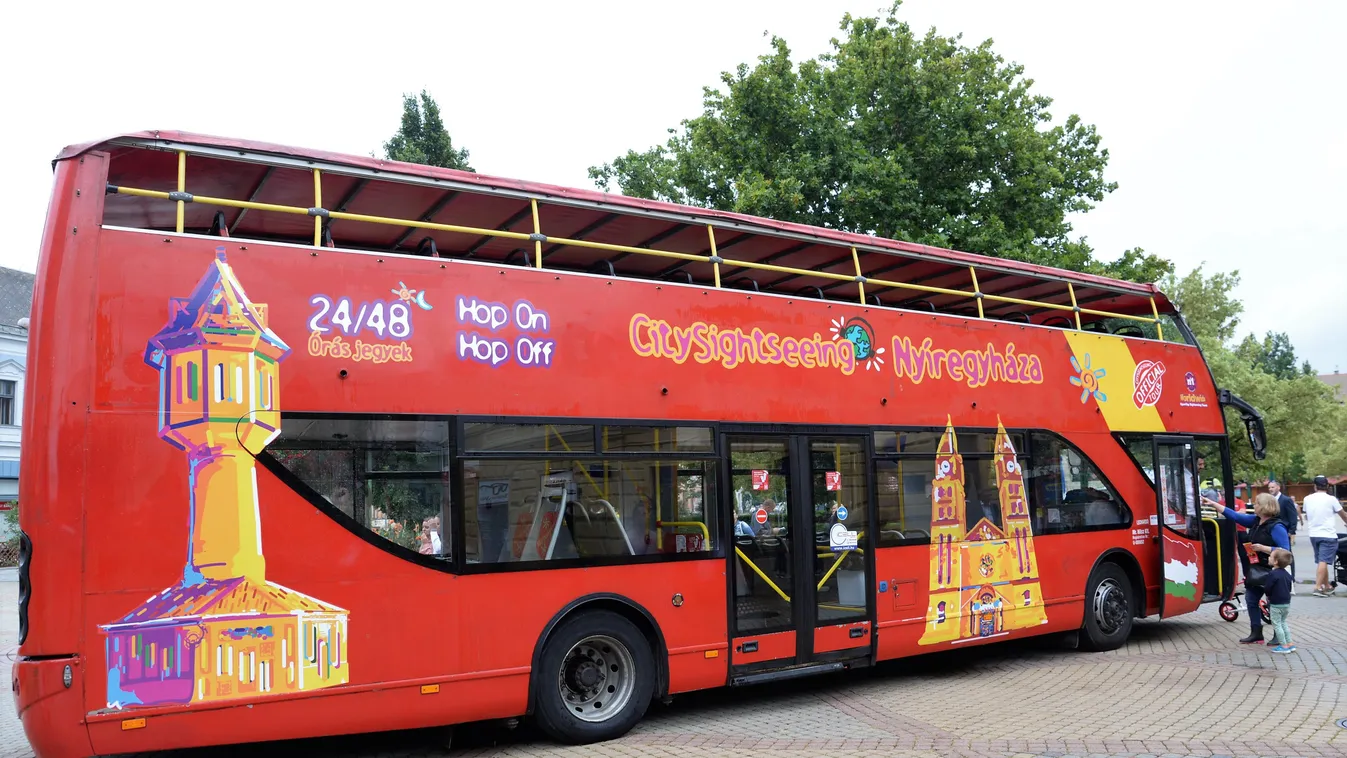 Már Nyíregyházán is járják az utakat a nyitott tetős városnéző buszok
