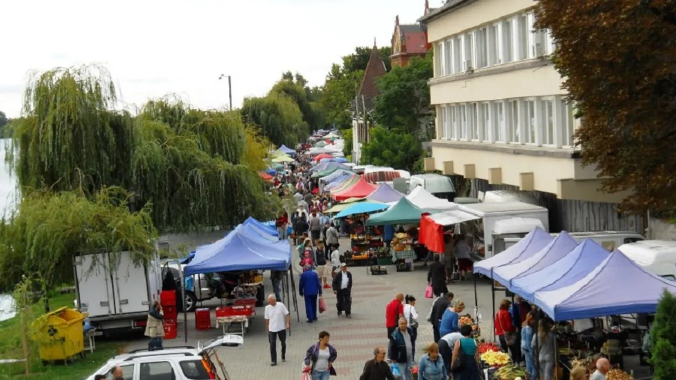 Megújult a piac, ahova sokan még most is csónakkal érkeznek