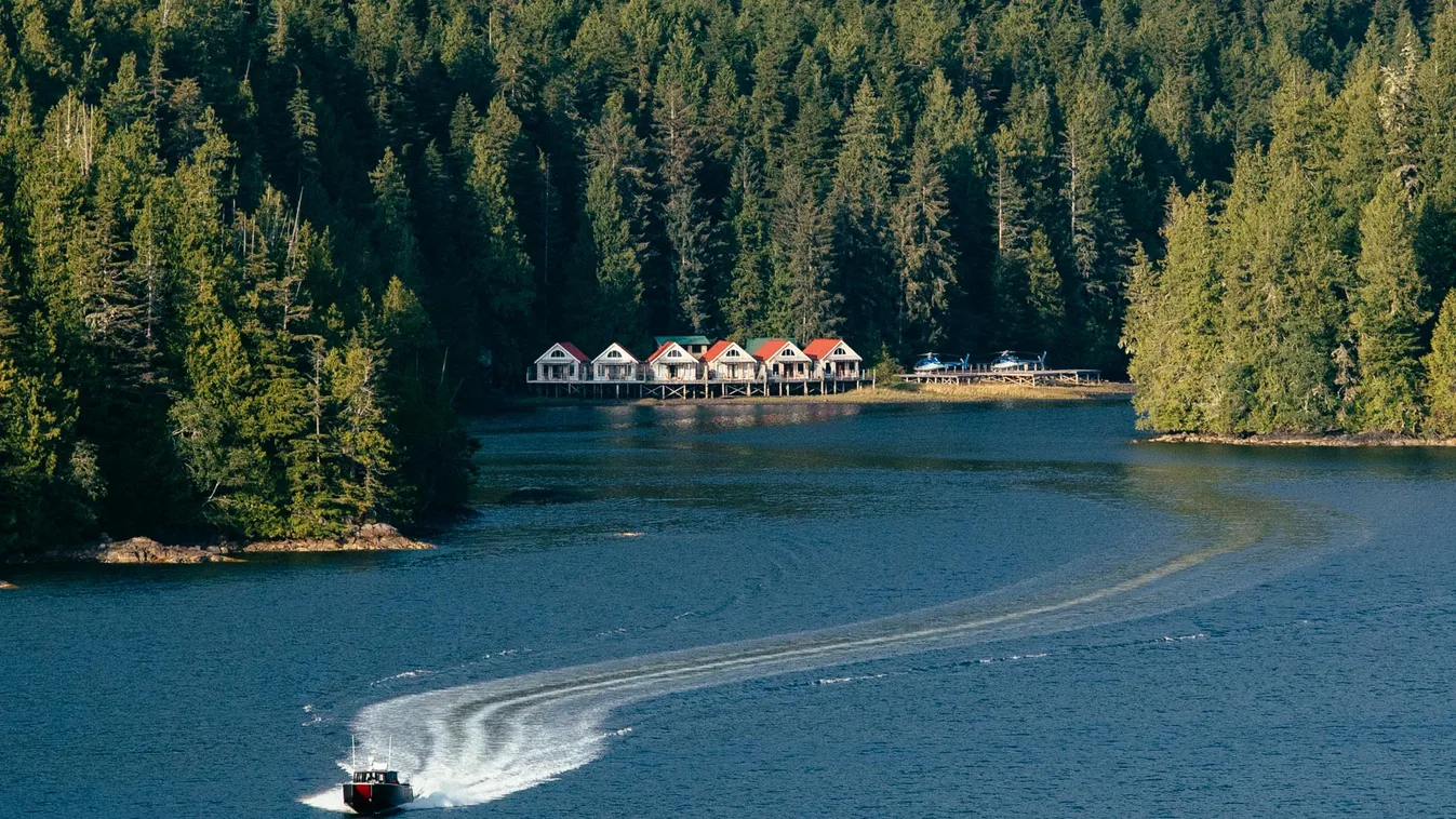 Az öböl vizének közepén áll a szauna a kanadai vadonban