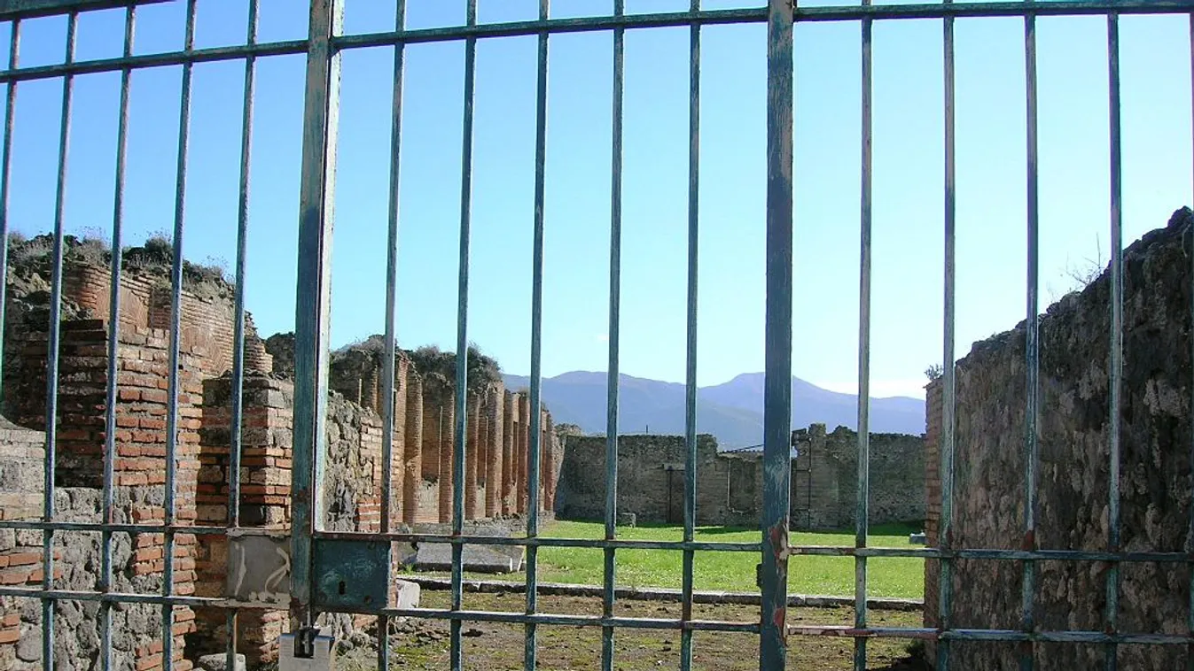 Pompeji egyik legmagasabb épületének tetejére mászott fel egy turista