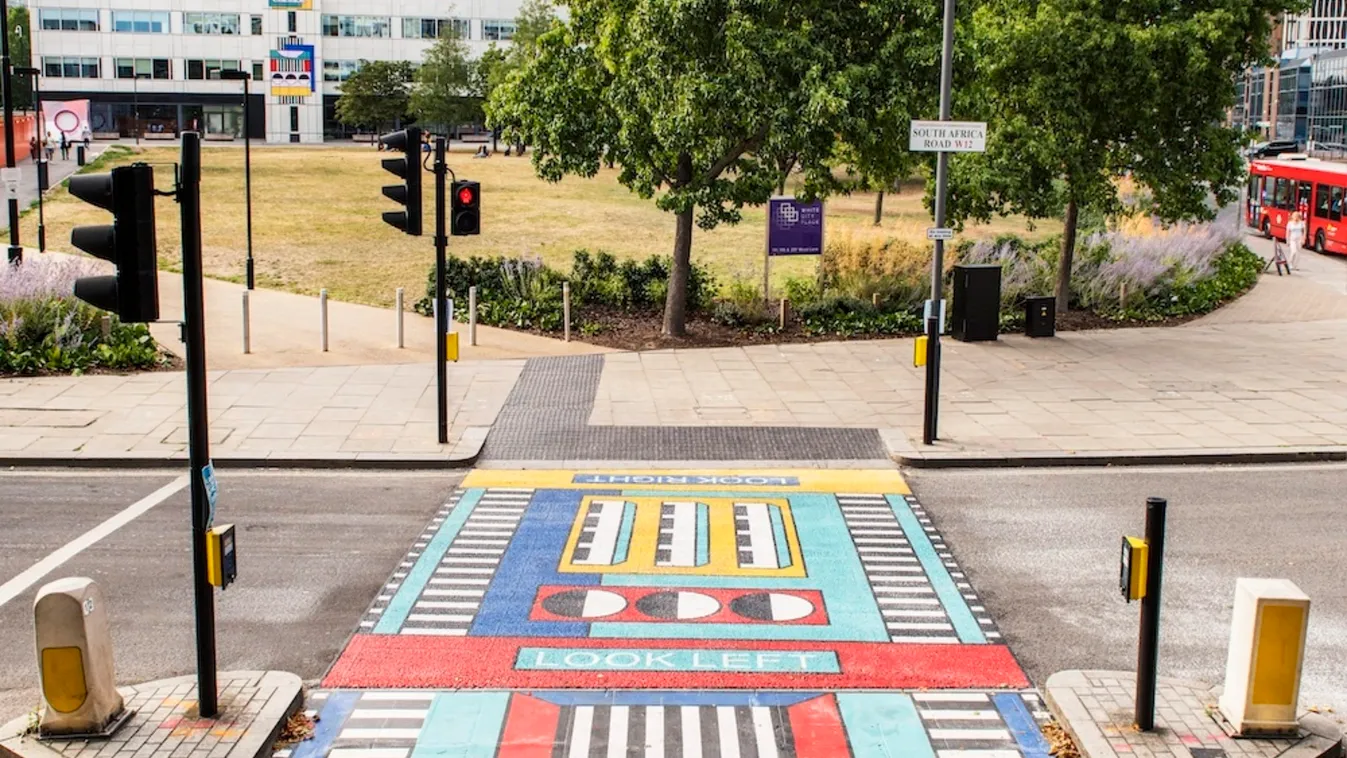 Egy londoni negyedben vibráló színeket kaptak a zebrák