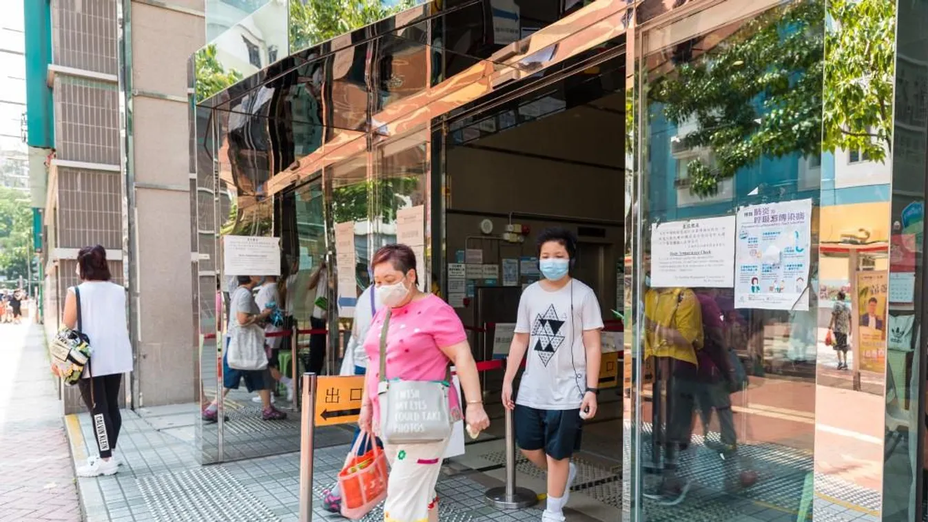 Hongkongban tömegtesztetléssel próbálják elejét venni a járvány újbóli fellendülésének