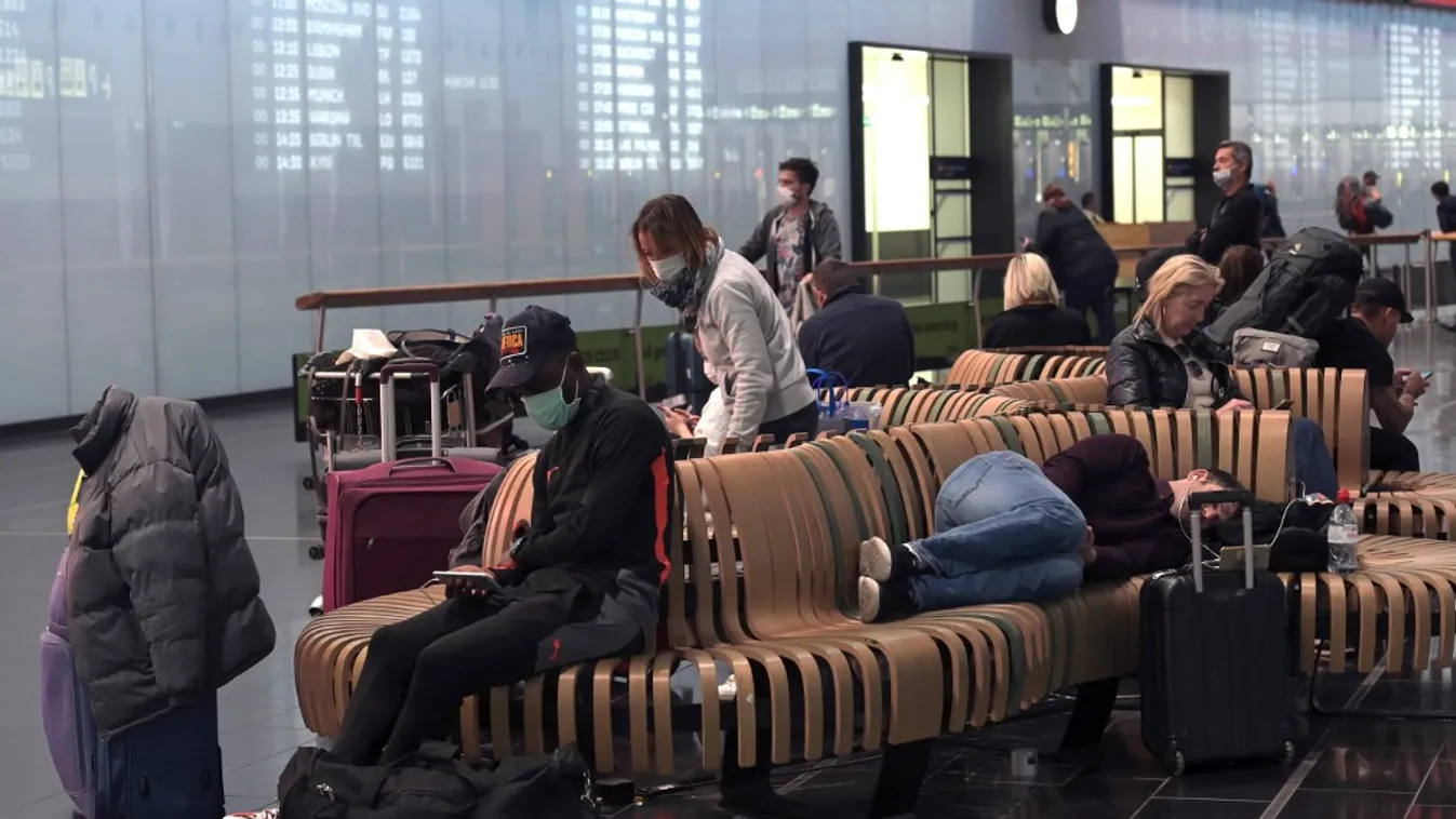Egy anyuka három gyerekkel felháborító ok miatt várt napokat a Heathrow-n