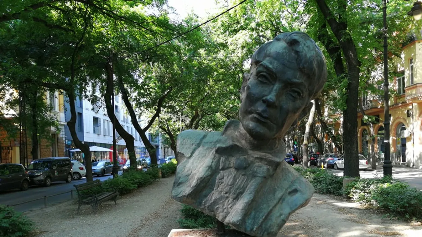 Majdnem ellopták Kosztolányi mellszobrát Szabadkáról